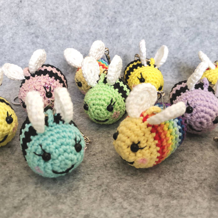 Porte-clés Bouille Abeille en crochet fait main – Crochet de Loutre